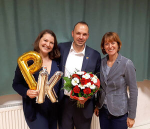 Landtagsabgeordnete Heike Hofmann und die Vorsitzende der SPD Pfungstadt Isabell Klingelhöfer gratulierten Patrick Koch